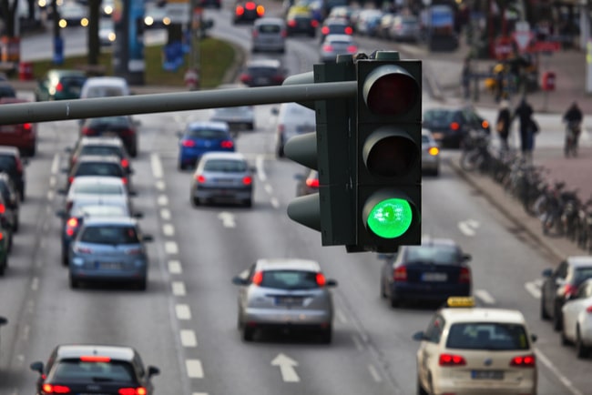 Tät trafik och ett trafikljus som lyser grönt