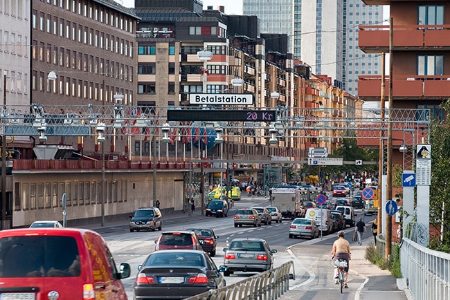 Trafik vid Skanstullsbrons betalstation för trängselskatt i Stockholm