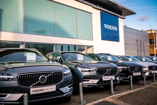 Volvo-bilar på rad utanför volvo-bilhall.
